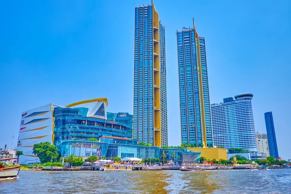 バンコク 2019年5月12日 5月12日にバンコクで チャオプラヤ川から現代的なイコンシアムショッピングモールとマグノリアス ウォーターフロントレジデンスの高層ビルのファサード — ストック写真