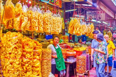 BANGKOK, THAILAND - 12 Mayıs 2019: 12 Mayıs 'ta Bangkok, Tayland' daki Sampheng pazarında büyük paket kızarmış pirinç atıştırmalıkları