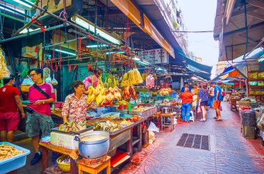 BANGKOK, THAILAND - 12 Mayıs 2019: Çin Mahallesi Sampheng Pazarı, 12 Mayıs 'ta Bangkok, Tayland' da çeşitli geleneksel sokak yiyecekleri tezgahlarıyla çevrili