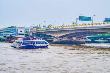 BANGKOK, THAILAND - 12 Mayıs 2019: 12 Mayıs 'ta Tayland' ın Bangkok kentinde Chao Phraya nehrindeki modern turizm teknesi