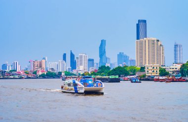 BANGKOK, THAILAND - 12 Mayıs 2019: Çağdaş turist feribotu 12 Mayıs 'ta Bangkok, Tayland' da Cho Phraya nehri boyunca yelken açar.