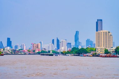 Modern Bangkok 'taki gökdelenlerin manzarası Chao Phraya Nehri, Tayland' daki tekneden