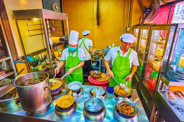 Bangkok Thailand Maio 2019 Cozinheiros Preparam Comida Cozinha Restaurante Chinês — Fotografia de Stock