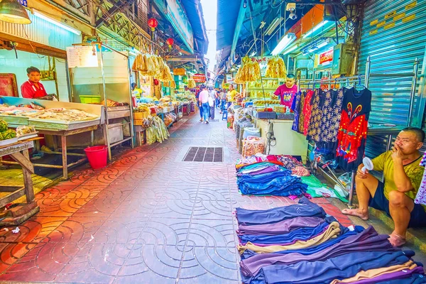 Bangkok Thailand May 2019 Merchant Sells Pants Floor Covered Alley — Stock Photo, Image