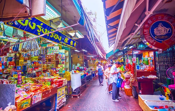 BANGKOK, THAILAND - 12 Mayıs 2019: 12 Mayıs 'ta Bangkok, Tayland' da Sampheng pazarının dar kaplamalı caddesi