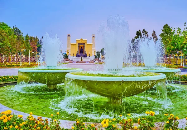 Küçük Parkın Yeşilliklerindeki Fıskiyelerin Manzarası Arka Planda Kral Rama Anıtı — Stok fotoğraf