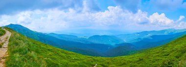 Pip Ivan Dağı, Chornohora Dağları, Karpatlar ve Ukrayna 'ya yapılan yürüyüş sırasında dağ manzarasının panoraması