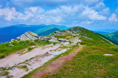 Yürüyüş, dağ manzaralarını, farklı dağ bölgelerinin bitki örtüsünü ve güzel bulut manzaralarını, Chornohora Dağlarını, Karpatlar 'ı, Ukrayna' yı keşfetmek için mükemmel bir fırsat.