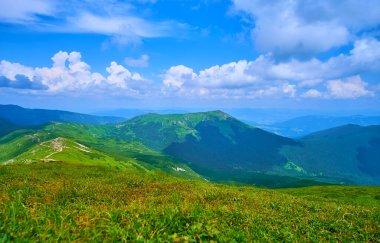 Pip İvan Dağı 'nın zirvesinden Smotrych Dağı' na ve mavi gökyüzünde hızla akan beyaz bulutlar, Chornohora Sıradağları, Karpatlar, Ukrayna
