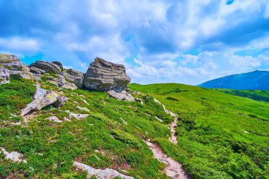 Mavi gökyüzü, Chornohora Dağı Sıradağları, Karpatlar, Ukrayna 'ya karşı geniş kaya ve kaya oluşumları ile Kulak Taşı Zirvesi