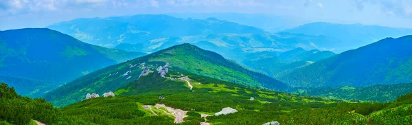 Pedra Mount Eared Abre Vista Encantadora Dos Cárpatos Verdes Ucrânia — Fotografia de Stock