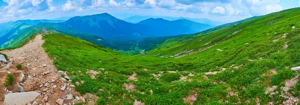 우크라이나 카르파티아 오르노 산맥의 스모트리치 틀그린 경사지의 파노라마 — 스톡 사진