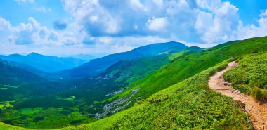 Pip İvan Dağı 'na uzanan dik dağ yamacı boyunca kıvrılan Panorama, arka planda Chornohora Dağları, Karpatlar, Ukrayna