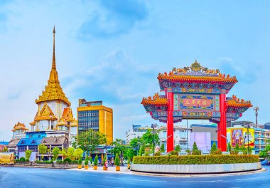 BANGKOK, THAILAND - 12 Mayıs 2019: Çin Mahallesi Kapısı ve Wat Traimin Tapınağı ile küçük meydanda panoramik manzara, 12 Mayıs 'ta Bangkok, Tayland