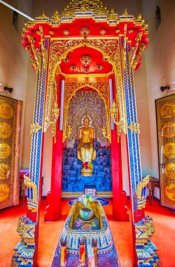 Bangkok, Tayland 'daki Wat Chakkrawat Tapınağı' ndaki altın Buda heykeli.