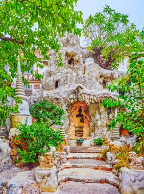 Bangkok, Tayland 'daki Wat Chakkrawat Tapınağı kompleksinde Altar oymalı küçük Budist tapınağı.