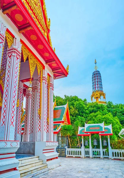 Colonnade Main Temple Wat Chakrawatrachawat Woramahawihan Scenic Prang Lush Greenery — Stock Photo, Image