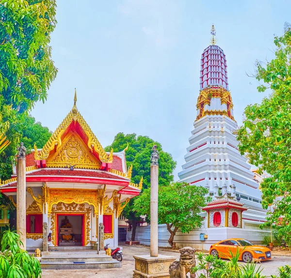 泰国曼谷Wat Chakkrawat小神龛和高高在上的寺庙庭院全景 — 图库照片