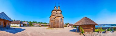 Toplarla, eski evlerle ve Khorytsia Adası, Zaporozhia, Ukrayna 'da bulunan ahşap şefaat kilisesiyle Zaporozhian Sich tarayıcısı.