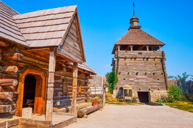 Yenilenmiş manzaralı evler ve Zaporozhian Sich scansen, Zaporizhzhia, Ukrayna 'nın diğer sağlamlaştırılmış nesnelerinin avlusunda dolaşmak