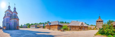 Büyük Kosh (Kazak Harrison), Khorytsia Adası, Zaporizhzhia, Ukrayna 'nın ahşap Kazak Kilisesi ve hata evleriyle Zaporozhian Sich tarayıcısı