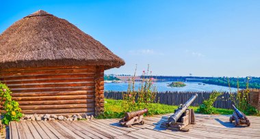Yeniden inşa edilen Kazak garnizonu ve Ukrayna 'nın Zaporozhian Sich taramasında topları olan eski ahşap kale.