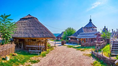 Ukrayna 'nın Zaporozhian bölgesindeki Küçük Kish (ticaret ve zanaat yerleşimi) panoramasında hata evleri ve Shynok restoranı bulunmaktadır.