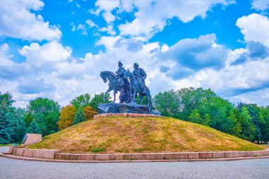 Bohdan Khmelnytsky 'nin binicilik heykelleri, Zaporizhian Kazakları' nın Büyük Hetman 'ı ve onun Park of Glory (Park Slavy), Zhovti Vody, Ukrayna