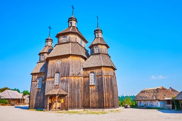 Zaporizhian Sich tarayıcısı yeniden inşa edilmiş evler ve güzel kereste Kazak Şefaat Kilisesi (Pokrovska Kilisesi), Zaporizhia, Ukrayna
