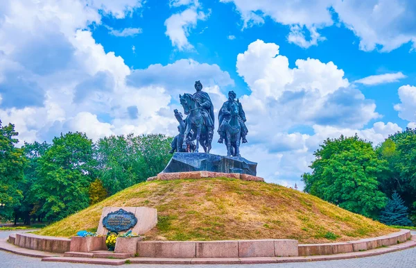 ボフダン フメリニツキーの騎馬像と解放戦争記念碑 ザポリシハン コスサックのグランド ヘトマンと栄光の公園での彼の仲間のキャンペーン パーク スラビー ジョヴィ ヴォディ ウクライナ — ストック写真