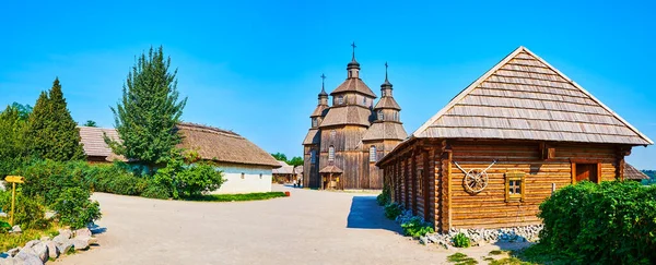 Yüksek ahşap Ortodoks kilisesi, Khorytsia Adası, Zaporizhzhia, Ukrayna ile yeniden inşa edilmiş Zaporizhian Sich tarayıcısı.