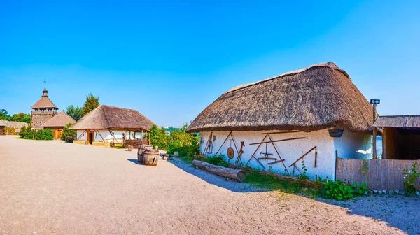 Kazak evleri (kurin), Zaporizhian Konağı 'nın idari binaları, kereste kulesi ve eski kale Zaporizhian Sich scansen, Khorytsia Adası, Zaporizhia, Ukrayna