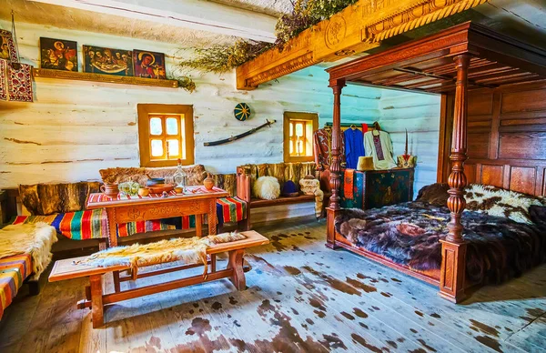 ZAPORIZHIA, UKRAINE - 26 Ağustos 2021: Zaporizhian Sich Baş Ataman 'ın (ev sahibi) yatak odasının panoramik iç mekanı, Khorytsia Adası' ndaki Scansen 'de 26 Ağustos' ta, Zaporizhia 'da bulunan klasik ocak, mobilya, giysi ve mobilya