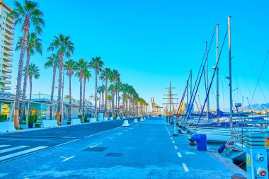 Malaga limanında demirlemiş lüks modern yatlar. Palmiye sokağı manzaralı ve Muelle Uno Pier, Malaga, İspanya yaya geçidi.