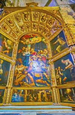 SEVILLE, SPAIN - SEPT 29, 2019: Seville Katedrali 'nin başyapıtı Altar del Nacimiento tarihi tablolar ve yaldızlı plateresk kabartmalar, Seville' de 29 Eylül 'de