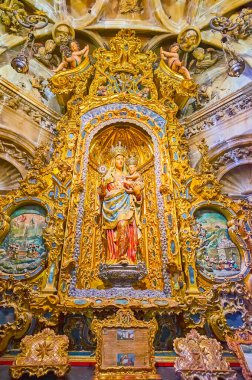 SEVILLE, SPAIN - SEPT 29, 2019: Seville Katedrali 'nin süslü Rococo Capilla de la Estrella heykeli