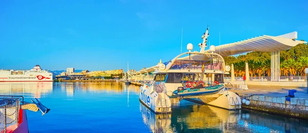 Malaga España Septiembre 2019 Paisaje Marino Con Catamarán Amarrado Crucero —  Fotos de Stock