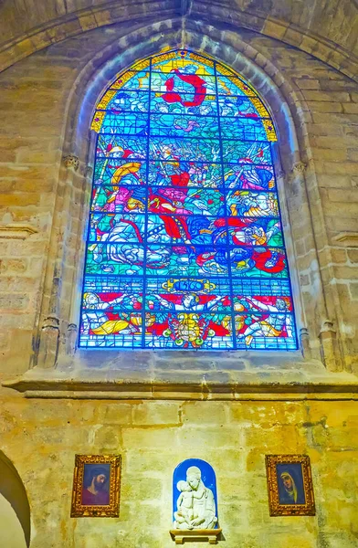 SEVILLE, SPAIN - SEPT 29, 2019: Seville Katedrali 'nin Capilla de Santiago Şapeli' nin taş duvarındaki renkli vitraylı pencere, Seville Katedrali 'nin 29 Eylül' ünde