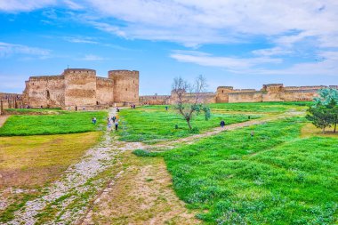 BILHOROD, UKRAINE - 19 Haziran 2021: Tarihi eser olan Ortaçağ Akkerman Kalesini 19 Haziran 'da Bilhorod' da keşfedin