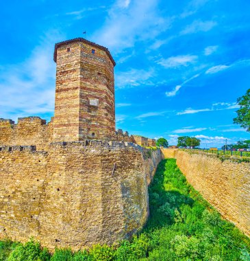 Ortaçağ Akkerman Kalesi 'nin dış duvarları ve yüksek kuleleri Bilhorod-Dnistrovskyi, Ukrayna