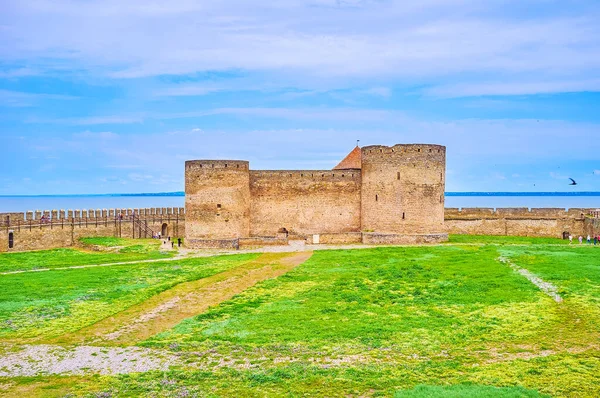 Preservada Citadela Pedra Medieval Fortaleza Akkerman Campos Desfile Verdes Frente — Fotografia de Stock
