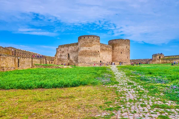 BILHOROD, UKRAINE - 19 Haziran 2021: 19 Haziran 'da Bilhorod' da korunmuş kuleleri ve devasa taş duvarları olan Akkerman Kalesi 'nin önündeki yürüyüş