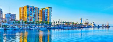 Palmiyeler, demirli yatlar, modern konutlar ve La Farola deniz feneri, Malaga Limanı, İspanya manzaralı Muelle Uno Rıhtımı