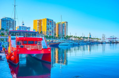 İspanya 'nın Malaga Limanı kıyısında demirlemiş parlak kırmızı katamaran