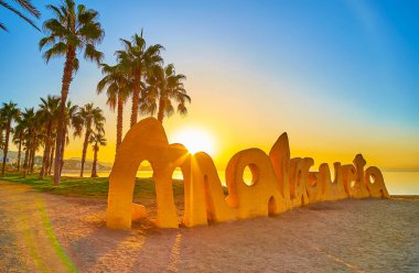 MALAGA, İspanya - 29 Eylül 2019: Malagueta plaj tabelası arkasında parlak güneş ışınları bulunan 29 Eylül 'de Malaga' da