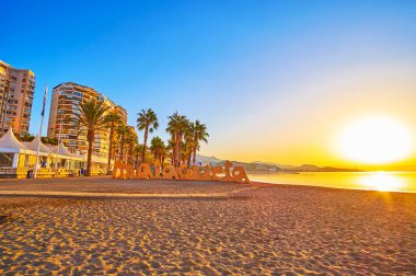 MALAGA, İspanya - 29 Eylül 2019: 29 Eylül 'de Malagueta sahilinde romantik gündoğumu yürüyüşü