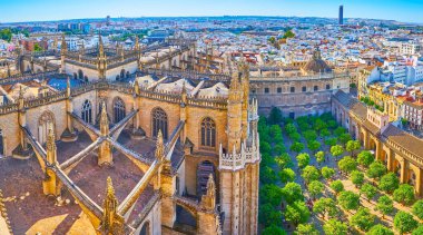 Casco Antiguo Panoraması (eski kasaba) sarayında seçkin Gotik Katedral ve Turuncu Ağaçlar Bahçesi ile Giralda Kulesi 'nin tepesinden, Seville, İspanya