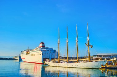 Malaga Limanı, İspanya 'daki yelkenli ve yolcu gemileri.