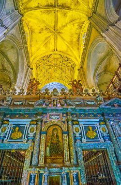 SEVILLE, SPAIN - 29 Eylül 2019: Virgen de los Remedios Sunağı ve Seville Katedrali 'nin Gotik mahzeninin ayrıntıları