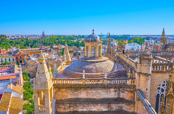 Giralda Kulesi ortaçağ kubbesini, Gotik Katedral dekorasyonlarını ve Seville, İspanya 'nın eski çatılarını izlemek için mükemmel bir yer.